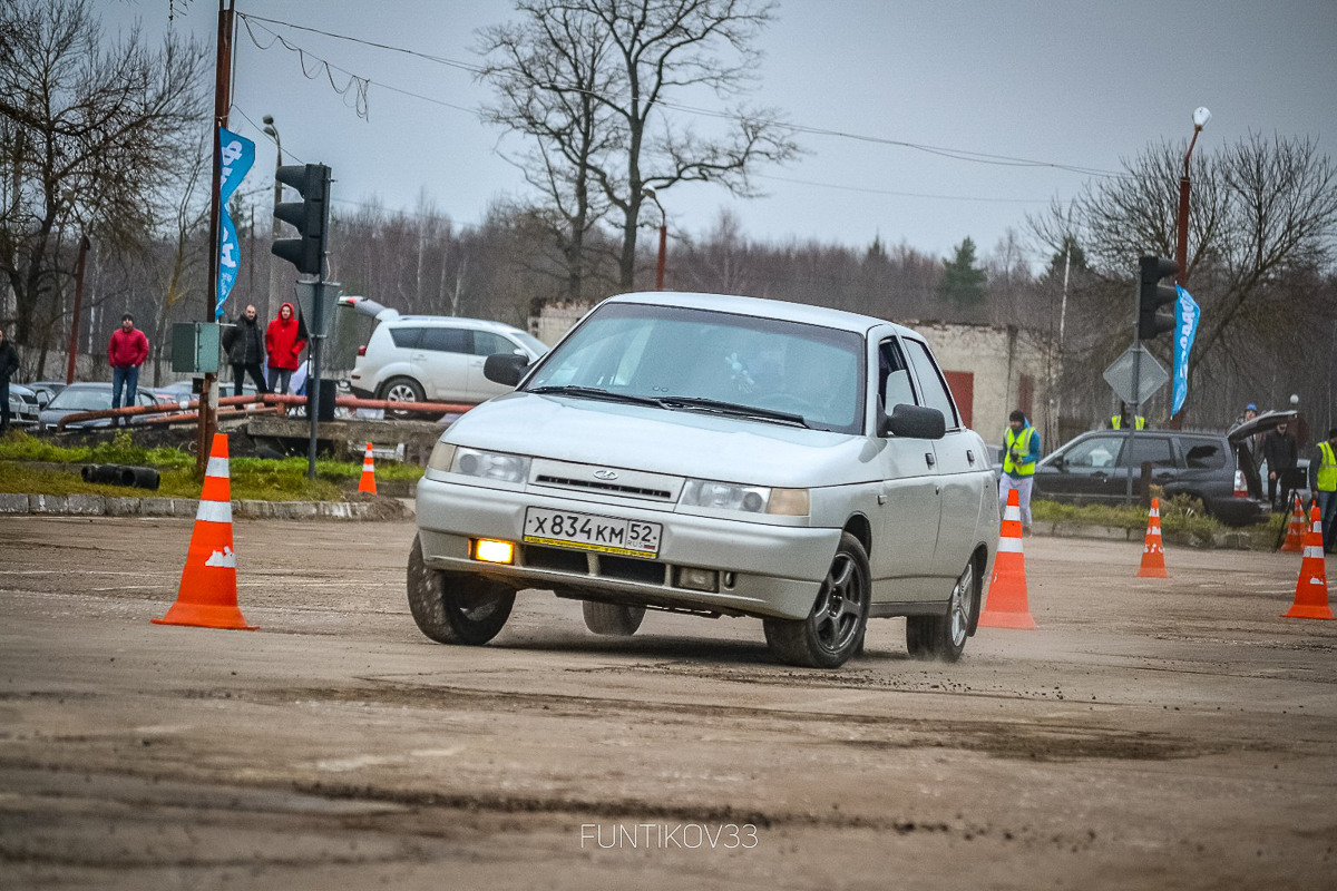 В минувшее воскресенье во Владимире завершился третий этап кубка области по автомногоборью “Автослалом”. Это было ярко, зрелищно и, самое главное, — результативно. 35 участников продемонстрировали свои способности вождения на специальной трассе. Соревновались как мужчины, так и женщины. Все на своем личном транспорте