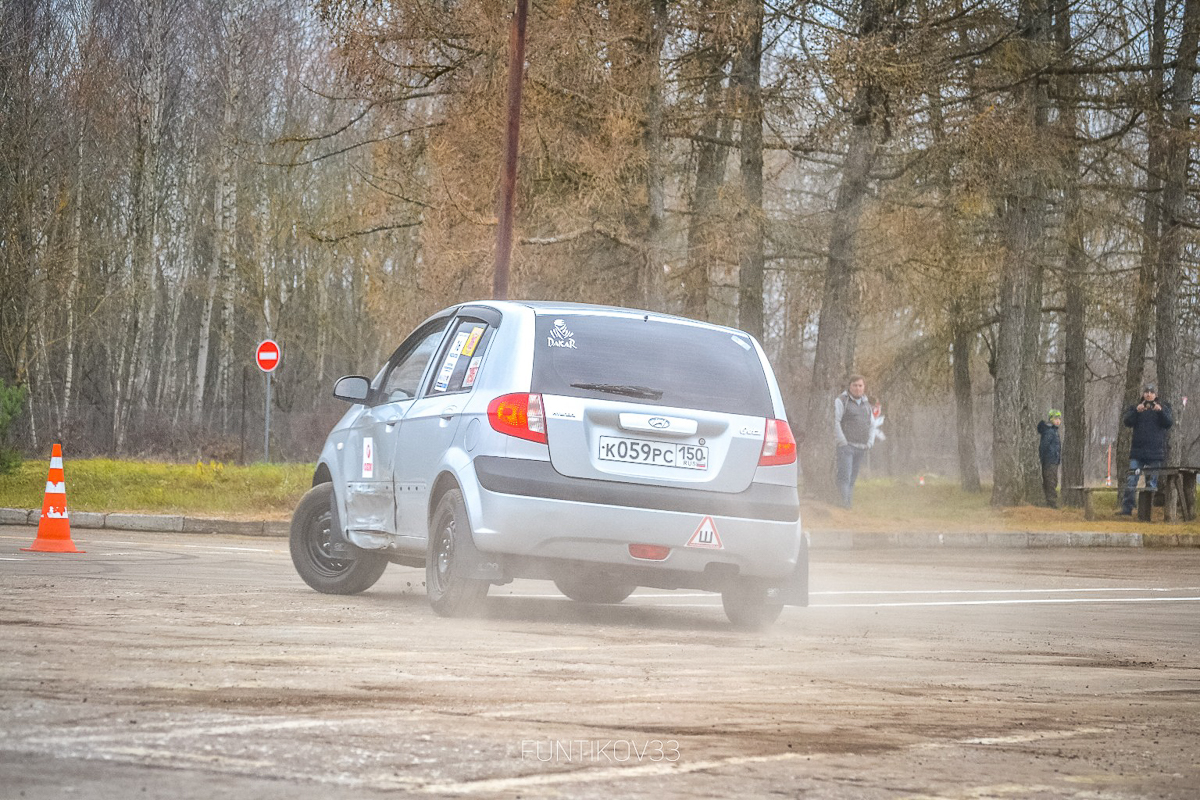 В минувшее воскресенье во Владимире завершился третий этап кубка области по автомногоборью “Автослалом”. Это было ярко, зрелищно и, самое главное, — результативно. 35 участников продемонстрировали свои способности вождения на специальной трассе. Соревновались как мужчины, так и женщины. Все на своем личном транспорте
