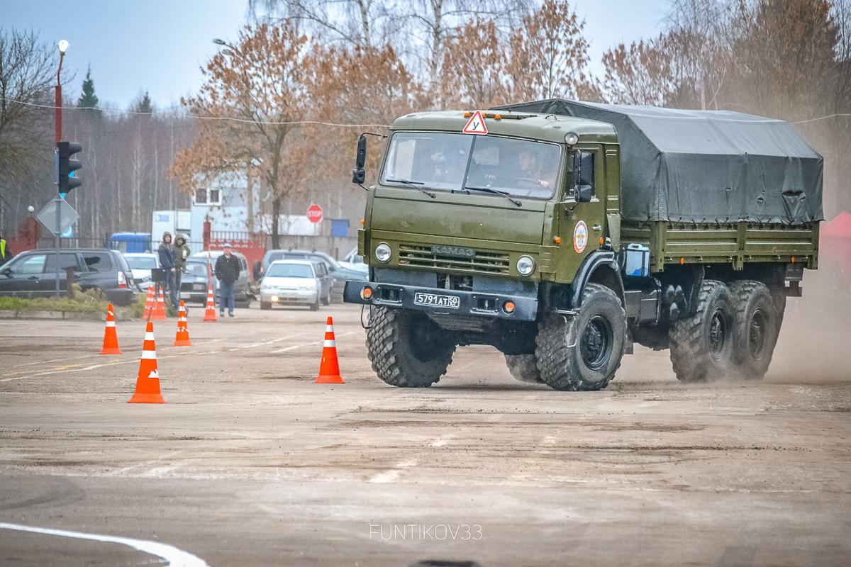 В минувшее воскресенье во Владимире завершился третий этап кубка области по автомногоборью “Автослалом”. Это было ярко, зрелищно и, самое главное, — результативно. 35 участников продемонстрировали свои способности вождения на специальной трассе. Соревновались как мужчины, так и женщины. Все на своем личном транспорте