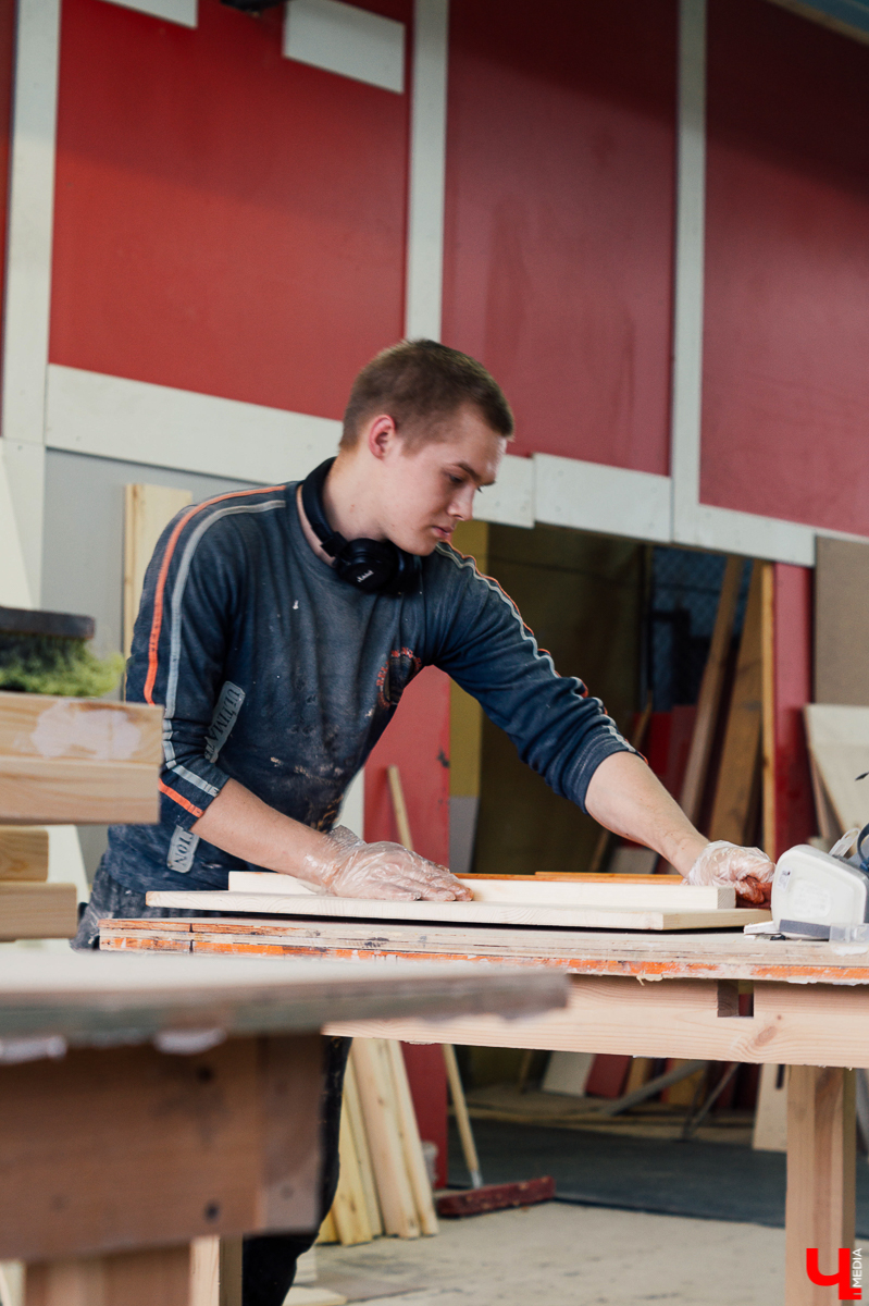 Владельцы нестандартной мебельной мастерской рассказали о трендах и особенностях изготовления деревянных шедевров