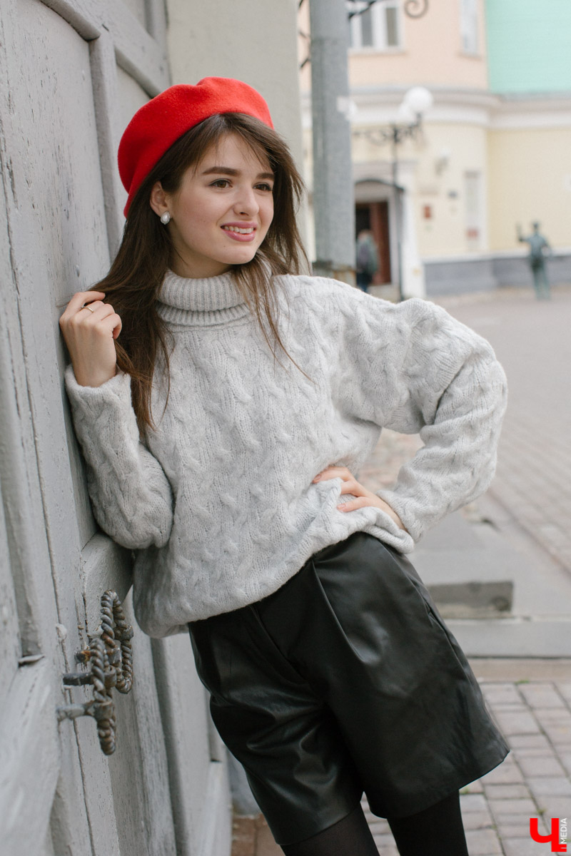 Владимирский художник-иллюстратор Ольга Ларюкова доказала три “теоремы” стиля. Первая: серый объемный свитер можно сочетать с чем угодно. Вторая: кожаные шорты могут выглядеть не менее женственно, чем юбки и платья. Третья: аксессуары играют в образе чуть ли не самую важную роль