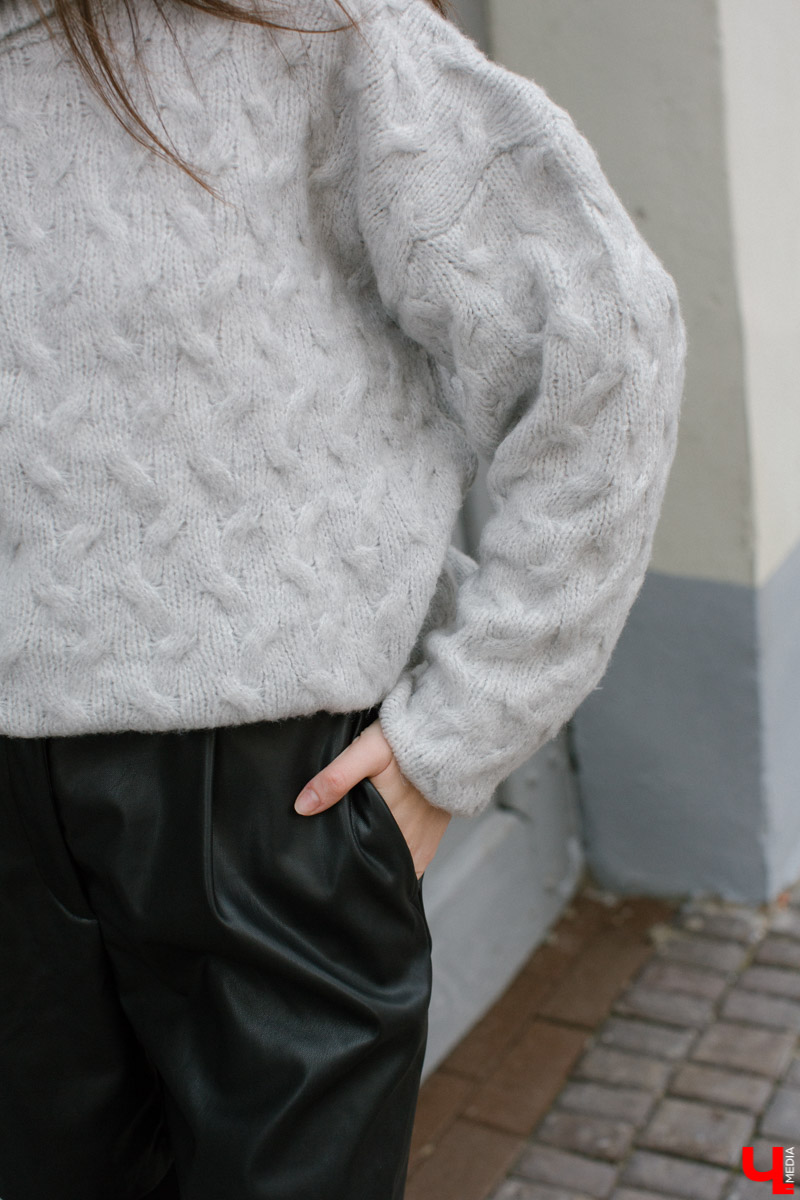 Владимирский художник-иллюстратор Ольга Ларюкова доказала три “теоремы” стиля. Первая: серый объемный свитер можно сочетать с чем угодно. Вторая: кожаные шорты могут выглядеть не менее женственно, чем юбки и платья. Третья: аксессуары играют в образе чуть ли не самую важную роль