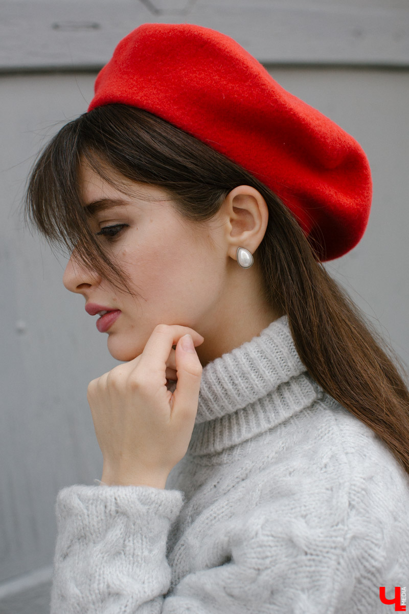 Владимирский художник-иллюстратор Ольга Ларюкова доказала три “теоремы” стиля. Первая: серый объемный свитер можно сочетать с чем угодно. Вторая: кожаные шорты могут выглядеть не менее женственно, чем юбки и платья. Третья: аксессуары играют в образе чуть ли не самую важную роль