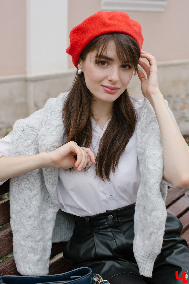 Владимирский художник-иллюстратор Ольга Ларюкова доказала три “теоремы” стиля. Первая: серый объемный свитер можно сочетать с чем угодно. Вторая: кожаные шорты могут выглядеть не менее женственно, чем юбки и платья. Третья: аксессуары играют в образе чуть ли не самую важную роль