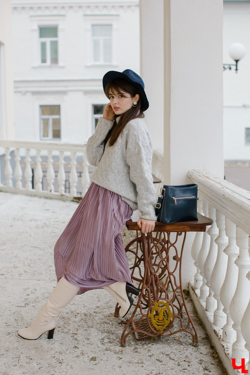 Владимирский художник-иллюстратор Ольга Ларюкова доказала три “теоремы” стиля. Первая: серый объемный свитер можно сочетать с чем угодно. Вторая: кожаные шорты могут выглядеть не менее женственно, чем юбки и платья. Третья: аксессуары играют в образе чуть ли не самую важную роль