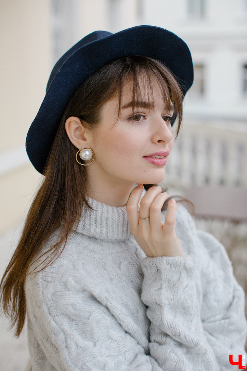 Владимирский художник-иллюстратор Ольга Ларюкова доказала три “теоремы” стиля. Первая: серый объемный свитер можно сочетать с чем угодно. Вторая: кожаные шорты могут выглядеть не менее женственно, чем юбки и платья. Третья: аксессуары играют в образе чуть ли не самую важную роль