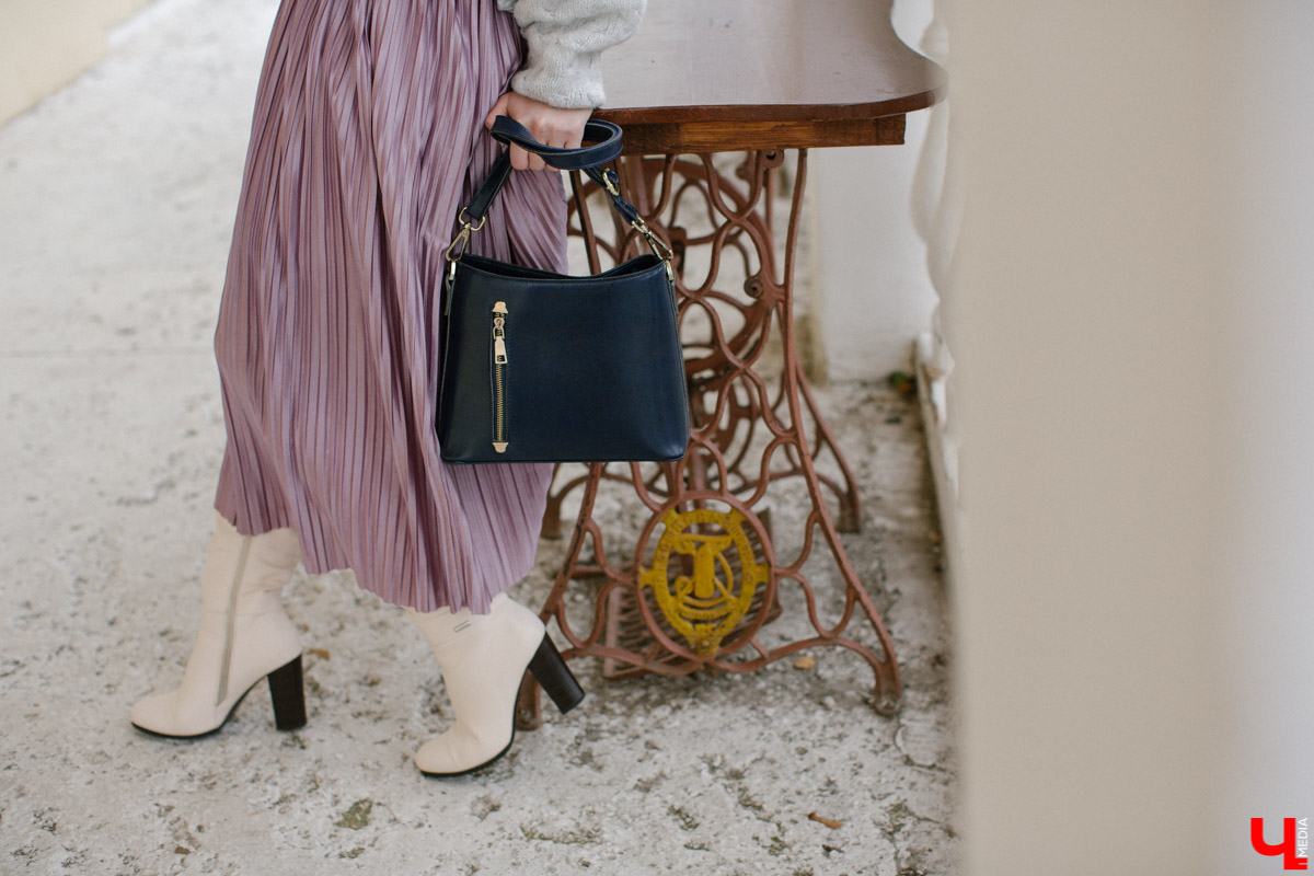 Владимирский художник-иллюстратор Ольга Ларюкова доказала три “теоремы” стиля. Первая: серый объемный свитер можно сочетать с чем угодно. Вторая: кожаные шорты могут выглядеть не менее женственно, чем юбки и платья. Третья: аксессуары играют в образе чуть ли не самую важную роль