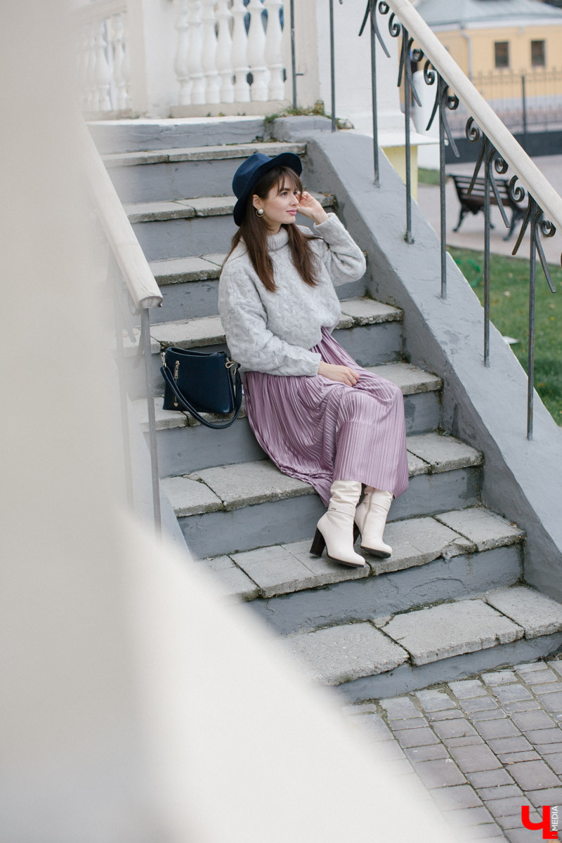 Владимирский художник-иллюстратор Ольга Ларюкова доказала три “теоремы” стиля. Первая: серый объемный свитер можно сочетать с чем угодно. Вторая: кожаные шорты могут выглядеть не менее женственно, чем юбки и платья. Третья: аксессуары играют в образе чуть ли не самую важную роль