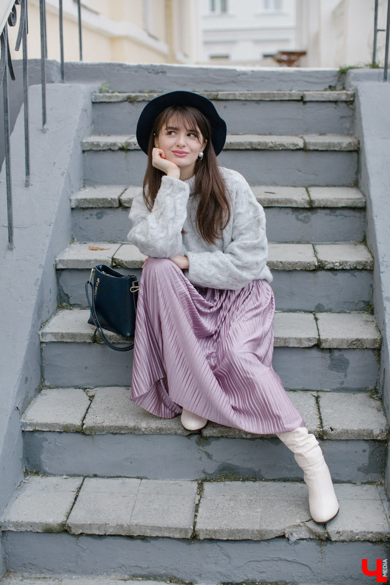 Владимирский художник-иллюстратор Ольга Ларюкова доказала три “теоремы” стиля. Первая: серый объемный свитер можно сочетать с чем угодно. Вторая: кожаные шорты могут выглядеть не менее женственно, чем юбки и платья. Третья: аксессуары играют в образе чуть ли не самую важную роль