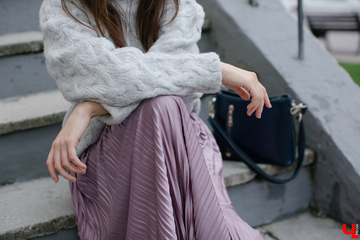 Владимирский художник-иллюстратор Ольга Ларюкова доказала три “теоремы” стиля. Первая: серый объемный свитер можно сочетать с чем угодно. Вторая: кожаные шорты могут выглядеть не менее женственно, чем юбки и платья. Третья: аксессуары играют в образе чуть ли не самую важную роль