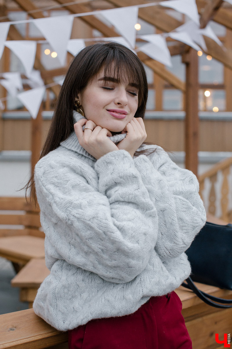 Владимирский художник-иллюстратор Ольга Ларюкова доказала три “теоремы” стиля. Первая: серый объемный свитер можно сочетать с чем угодно. Вторая: кожаные шорты могут выглядеть не менее женственно, чем юбки и платья. Третья: аксессуары играют в образе чуть ли не самую важную роль