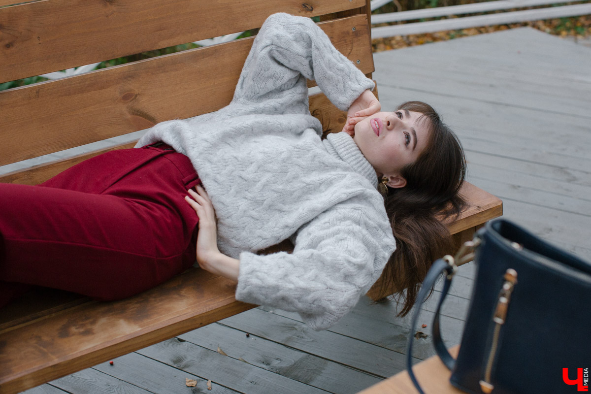 Владимирский художник-иллюстратор Ольга Ларюкова доказала три “теоремы” стиля. Первая: серый объемный свитер можно сочетать с чем угодно. Вторая: кожаные шорты могут выглядеть не менее женственно, чем юбки и платья. Третья: аксессуары играют в образе чуть ли не самую важную роль