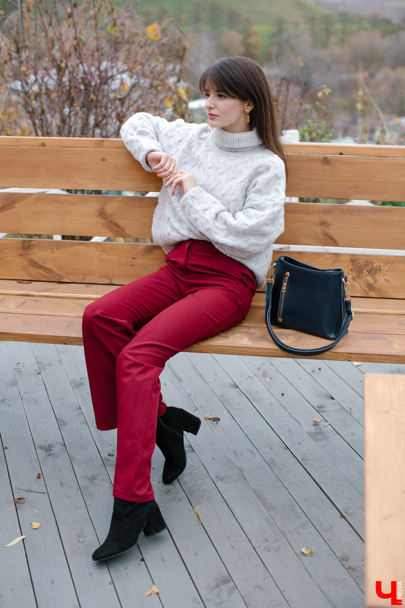 Владимирский художник-иллюстратор Ольга Ларюкова доказала три “теоремы” стиля. Первая: серый объемный свитер можно сочетать с чем угодно. Вторая: кожаные шорты могут выглядеть не менее женственно, чем юбки и платья. Третья: аксессуары играют в образе чуть ли не самую важную роль