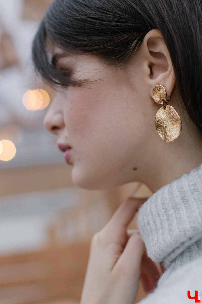 Владимирский художник-иллюстратор Ольга Ларюкова доказала три “теоремы” стиля. Первая: серый объемный свитер можно сочетать с чем угодно. Вторая: кожаные шорты могут выглядеть не менее женственно, чем юбки и платья. Третья: аксессуары играют в образе чуть ли не самую важную роль