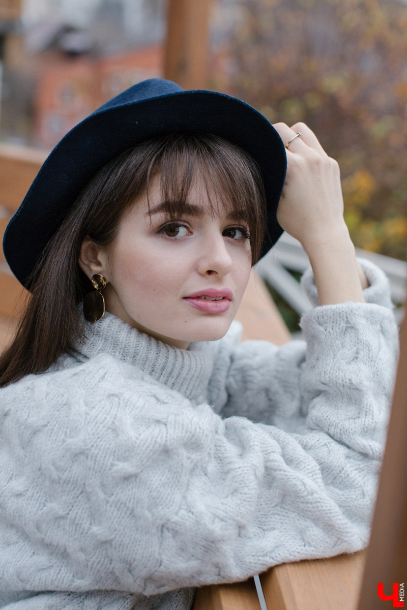 Владимирский художник-иллюстратор Ольга Ларюкова доказала три “теоремы” стиля. Первая: серый объемный свитер можно сочетать с чем угодно. Вторая: кожаные шорты могут выглядеть не менее женственно, чем юбки и платья. Третья: аксессуары играют в образе чуть ли не самую важную роль