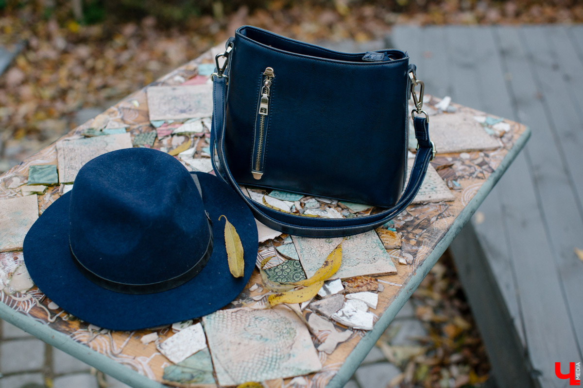 Владимирский художник-иллюстратор Ольга Ларюкова доказала три “теоремы” стиля. Первая: серый объемный свитер можно сочетать с чем угодно. Вторая: кожаные шорты могут выглядеть не менее женственно, чем юбки и платья. Третья: аксессуары играют в образе чуть ли не самую важную роль