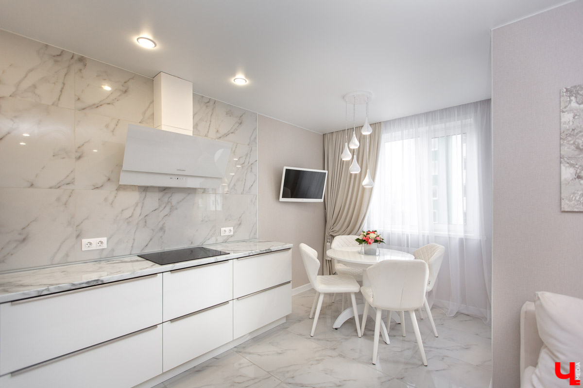 Владимирская бизнес-леди Светлана Соколова самостоятельно разработала дизайн-проект своей новой двухкомнатной квартиры. Мы заглянули к ней в гости, чтобы своими глазами увидеть то, что из этого получилось