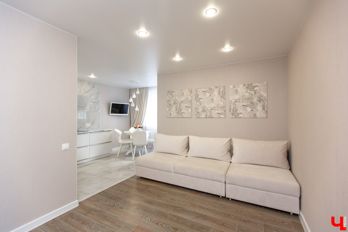 Владимирская бизнес-леди Светлана Соколова самостоятельно разработала дизайн-проект своей новой двухкомнатной квартиры. Мы заглянули к ней в гости, чтобы своими глазами увидеть то, что из этого получилось