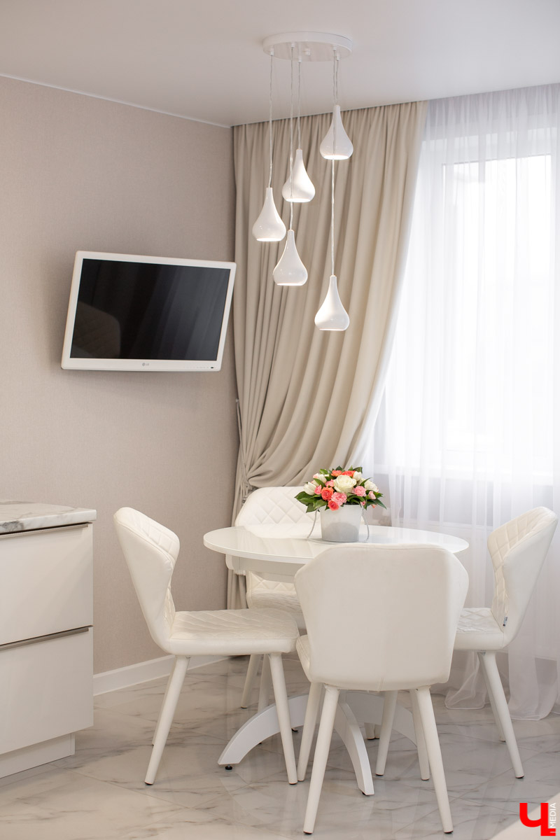 Владимирская бизнес-леди Светлана Соколова самостоятельно разработала дизайн-проект своей новой двухкомнатной квартиры. Мы заглянули к ней в гости, чтобы своими глазами увидеть то, что из этого получилось