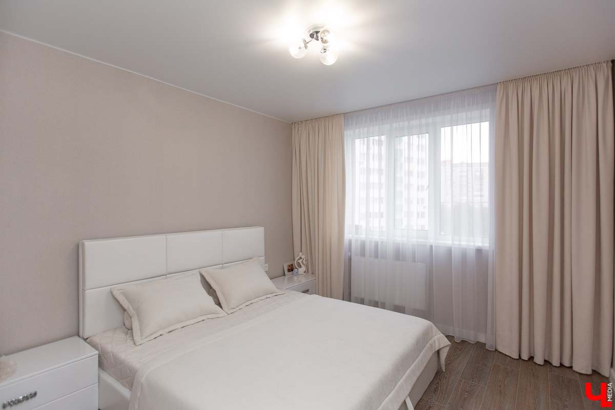 Владимирская бизнес-леди Светлана Соколова самостоятельно разработала дизайн-проект своей новой двухкомнатной квартиры. Мы заглянули к ней в гости, чтобы своими глазами увидеть то, что из этого получилось