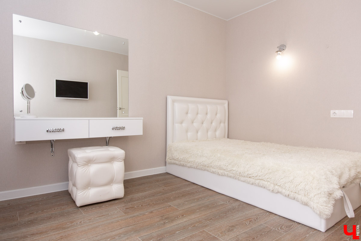 Владимирская бизнес-леди Светлана Соколова самостоятельно разработала дизайн-проект своей новой двухкомнатной квартиры. Мы заглянули к ней в гости, чтобы своими глазами увидеть то, что из этого получилось