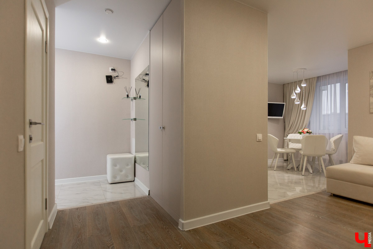 Владимирская бизнес-леди Светлана Соколова самостоятельно разработала дизайн-проект своей новой двухкомнатной квартиры. Мы заглянули к ней в гости, чтобы своими глазами увидеть то, что из этого получилось