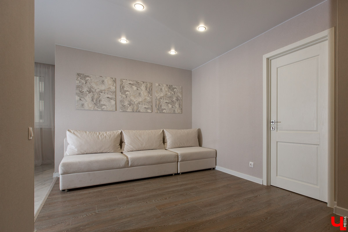 Владимирская бизнес-леди Светлана Соколова самостоятельно разработала дизайн-проект своей новой двухкомнатной квартиры. Мы заглянули к ней в гости, чтобы своими глазами увидеть то, что из этого получилось