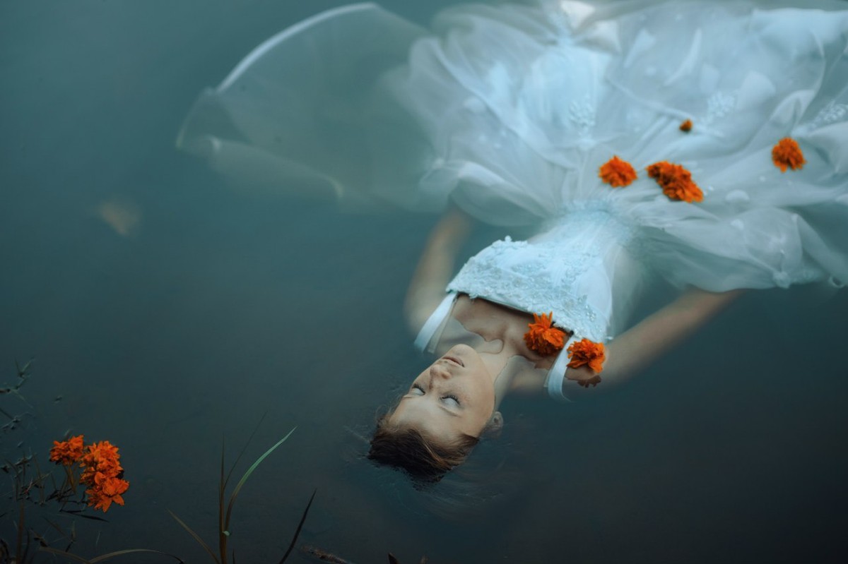 Прекрасные и загадочные, уродливые и наводящие ужас - эти персонажи работы владимирского фотографа Владиславы Калниете. Пожалуй, она - единственный мастер в городе, кто создает вот такие необычные сюжеты в кадре