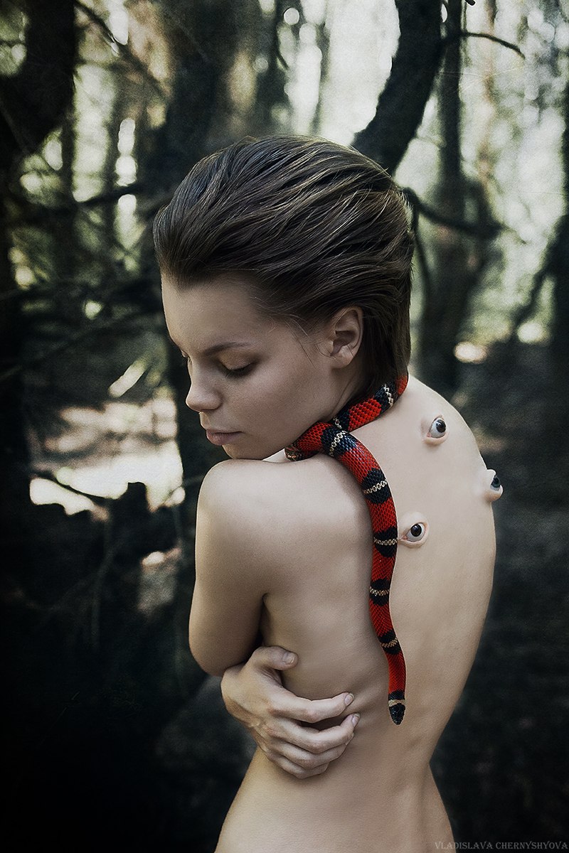 Прекрасные и загадочные, уродливые и наводящие ужас - эти персонажи работы владимирского фотографа Владиславы Калниете. Пожалуй, она - единственный мастер в городе, кто создает вот такие необычные сюжеты в кадре