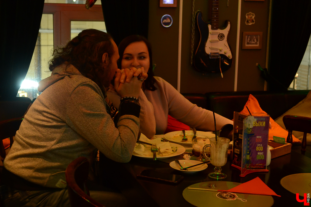 Вечером 30 октября в баре “Другой” собрались владимирские поэты. Мероприятие проходило в нетипичном формате - в виде аукциона. В зале было совсем немного человек, но от этого вечер казался по-домашнему уютным