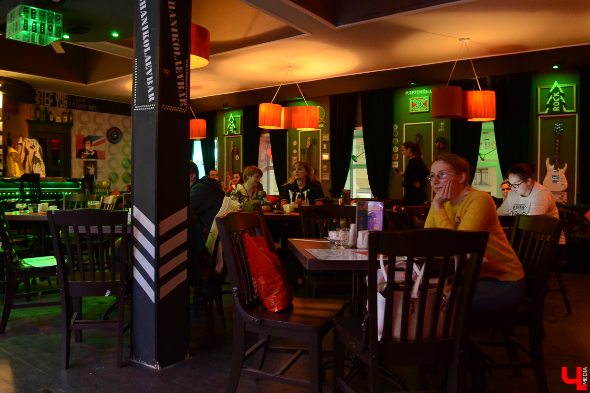 Вечером 30 октября в баре “Другой” собрались владимирские поэты. Мероприятие проходило в нетипичном формате - в виде аукциона. В зале было совсем немного человек, но от этого вечер казался по-домашнему уютным