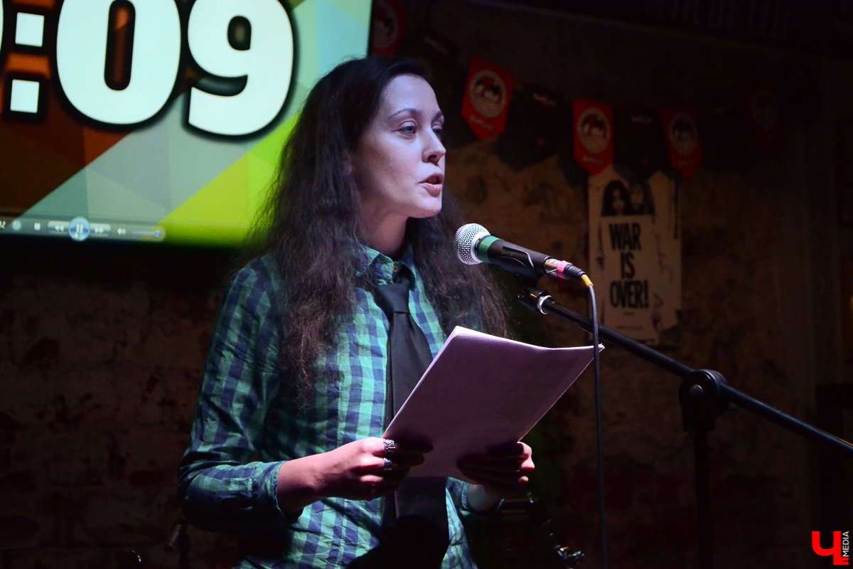 Вечером 30 октября в баре “Другой” собрались владимирские поэты. Мероприятие проходило в нетипичном формате - в виде аукциона. В зале было совсем немного человек, но от этого вечер казался по-домашнему уютным