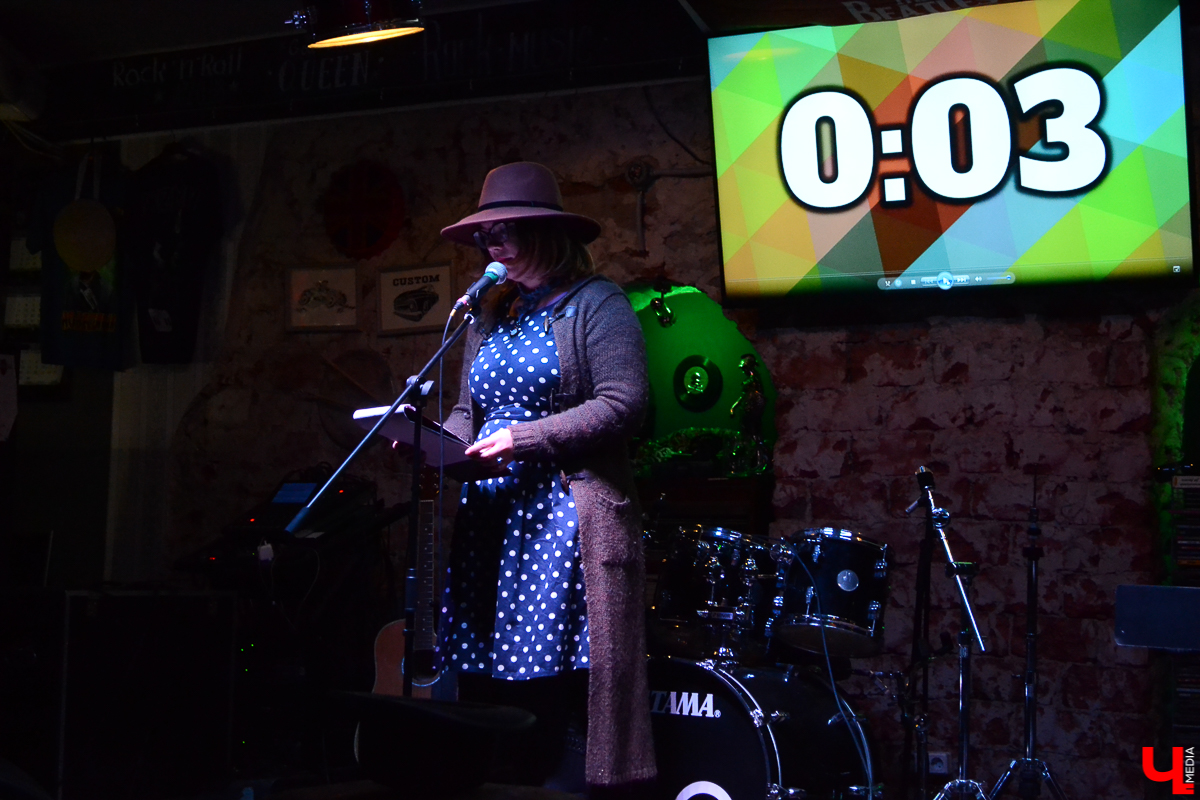 Вечером 30 октября в баре “Другой” собрались владимирские поэты. Мероприятие проходило в нетипичном формате - в виде аукциона. В зале было совсем немного человек, но от этого вечер казался по-домашнему уютным