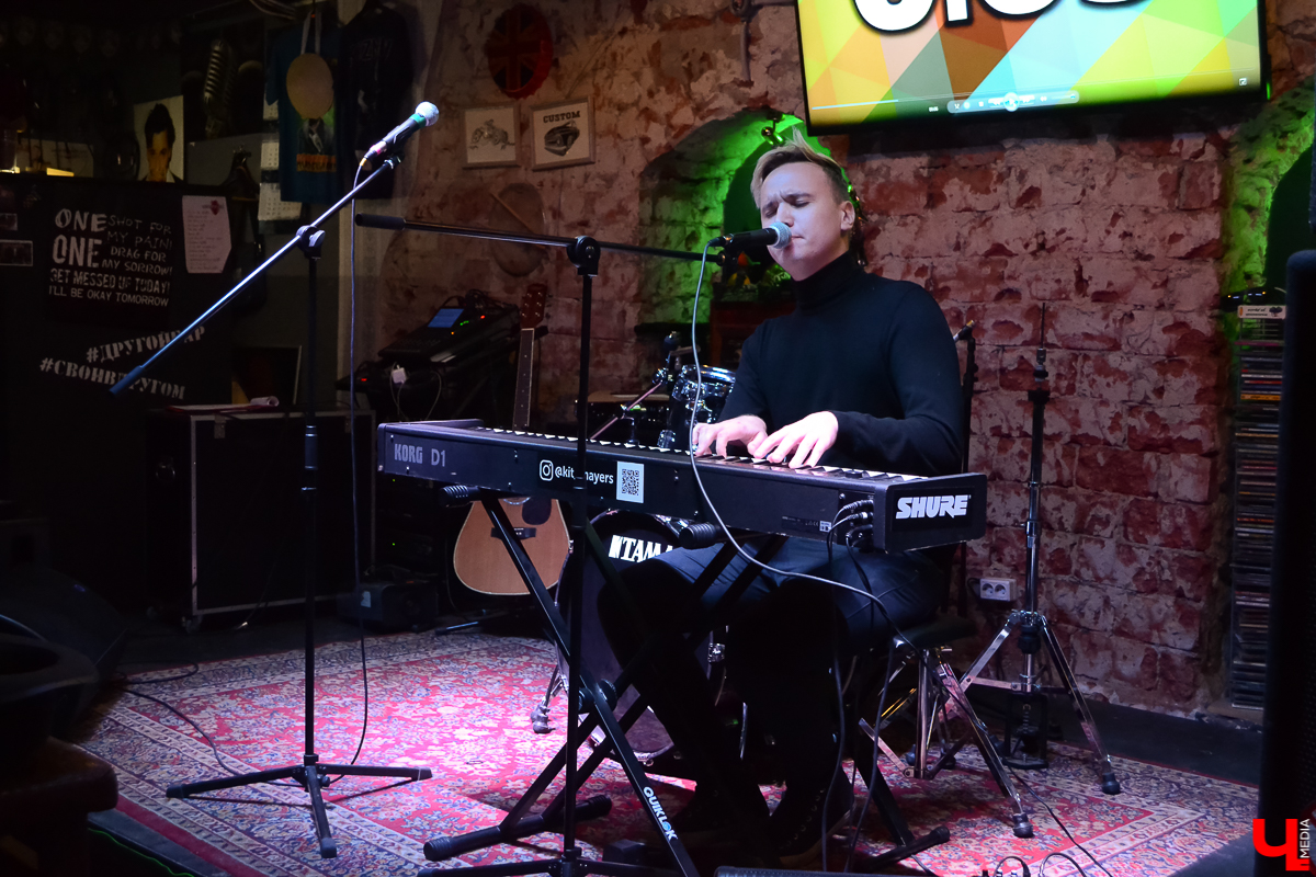 Вечером 30 октября в баре “Другой” собрались владимирские поэты. Мероприятие проходило в нетипичном формате - в виде аукциона. В зале было совсем немного человек, но от этого вечер казался по-домашнему уютным