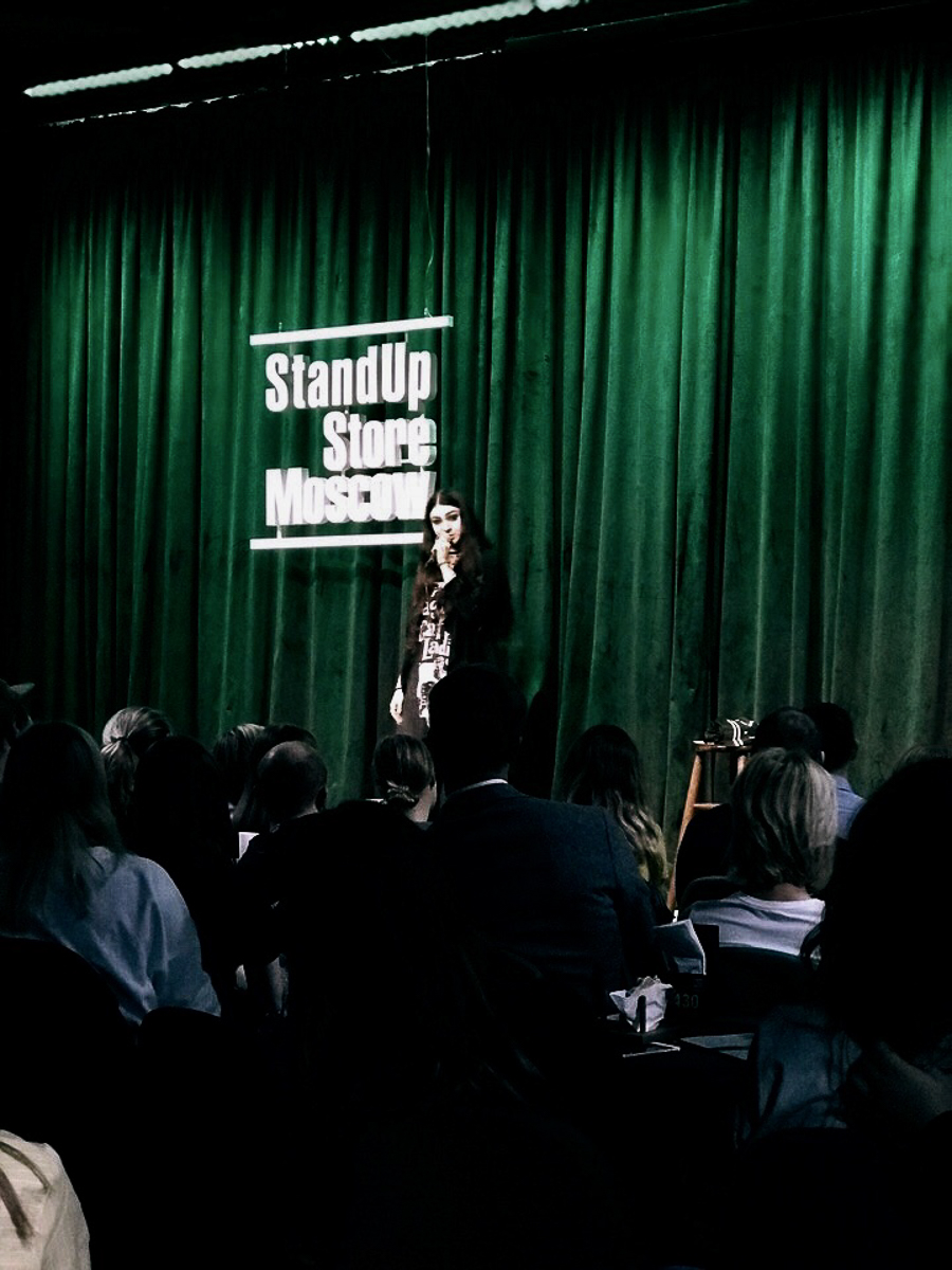 Марина - модель в готическом стиле и стендапер одновременно. Сочетание несочетаемого привело девушку на участие в тээнтэшном «Comedy Баттле»