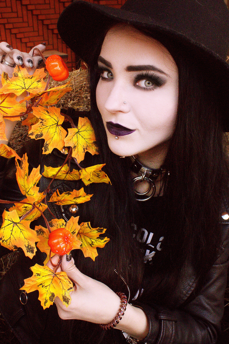 Марина - модель в готическом стиле и стендапер одновременно. Сочетание несочетаемого привело девушку на участие в тээнтэшном «Comedy Баттле»