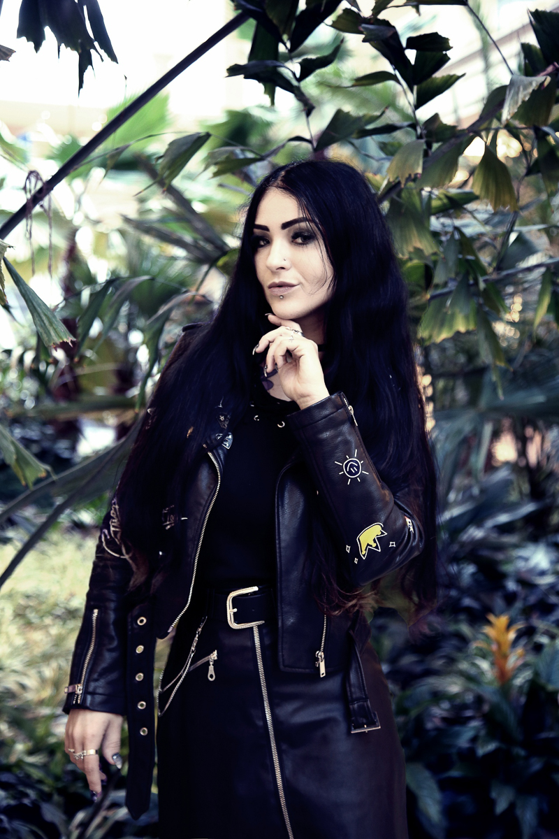 Марина - модель в готическом стиле и стендапер одновременно. Сочетание несочетаемого привело девушку на участие в тээнтэшном «Comedy Баттле»