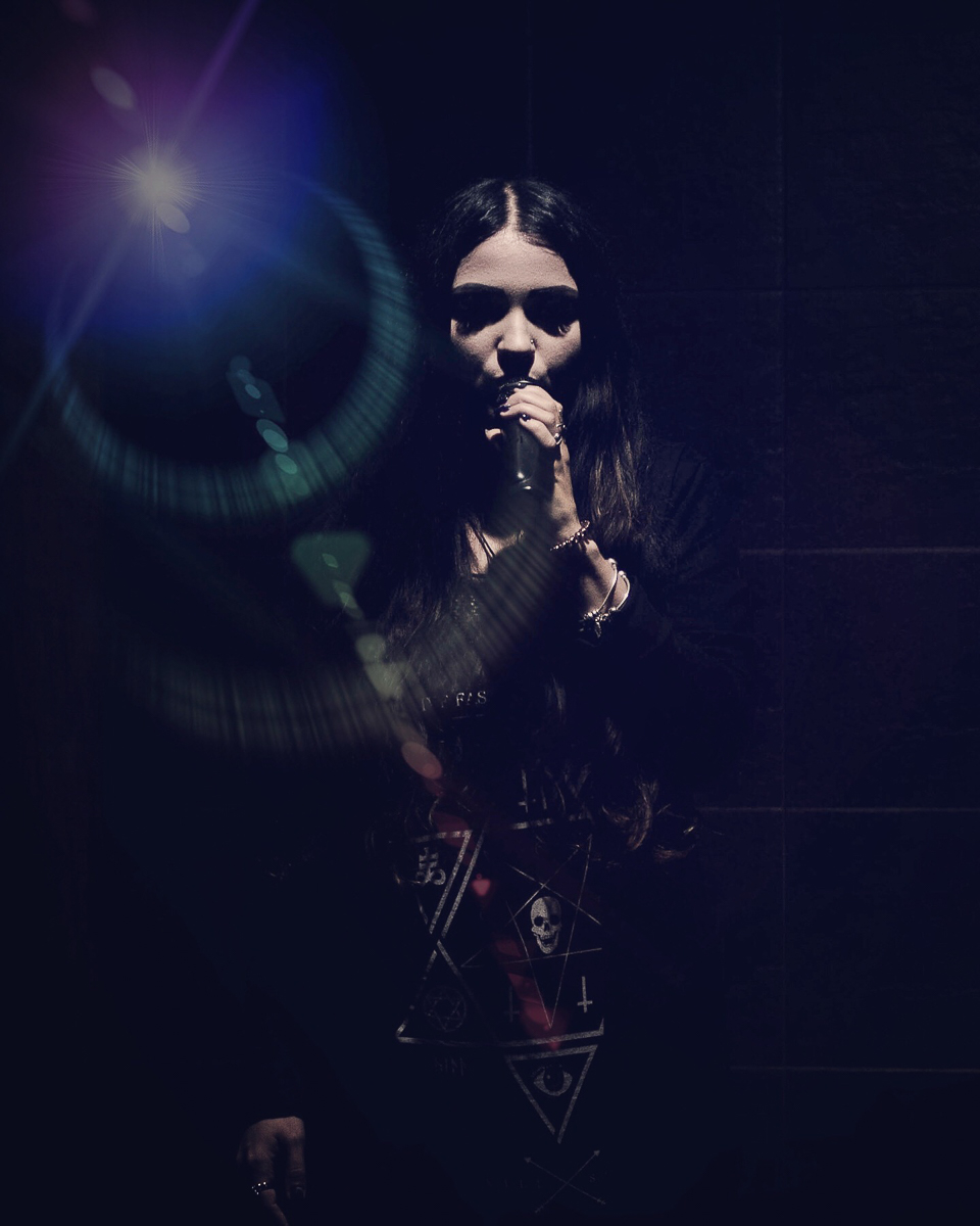 Марина - модель в готическом стиле и стендапер одновременно. Сочетание несочетаемого привело девушку на участие в тээнтэшном «Comedy Баттле»