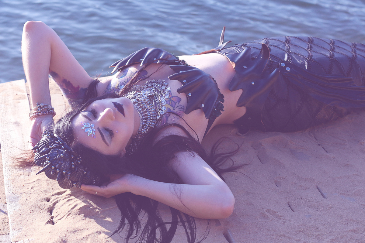 Марина - модель в готическом стиле и стендапер одновременно. Сочетание несочетаемого привело девушку на участие в тээнтэшном «Comedy Баттле»