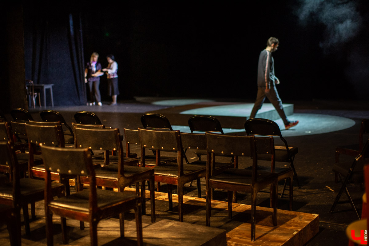 На премьере спектакля по рассказам Шукшина зрителей рассадили на подмостках экспериментальной “средней сцены”