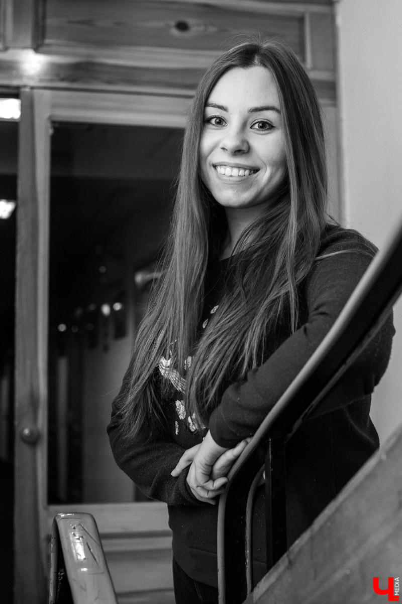 На премьере спектакля по рассказам Шукшина зрителей рассадили на подмостках экспериментальной “средней сцены”