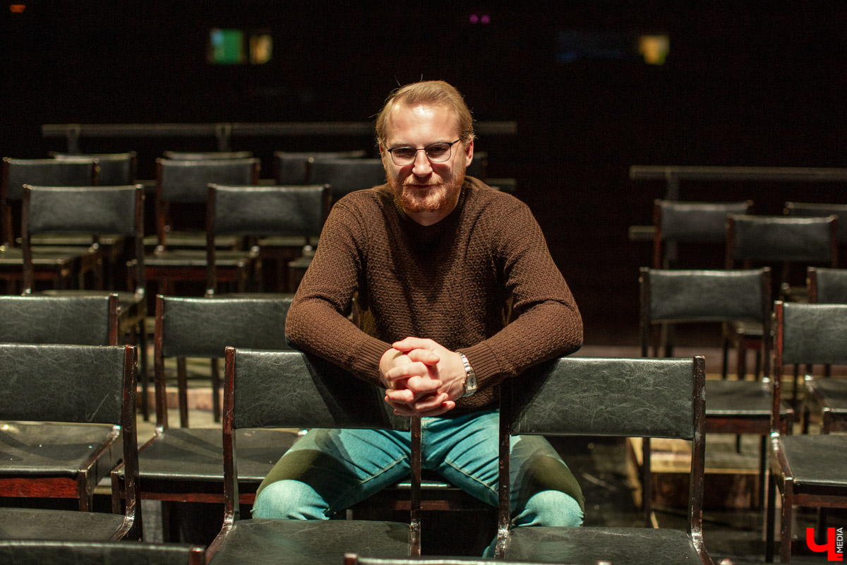 На премьере спектакля по рассказам Шукшина зрителей рассадили на подмостках экспериментальной “средней сцены”