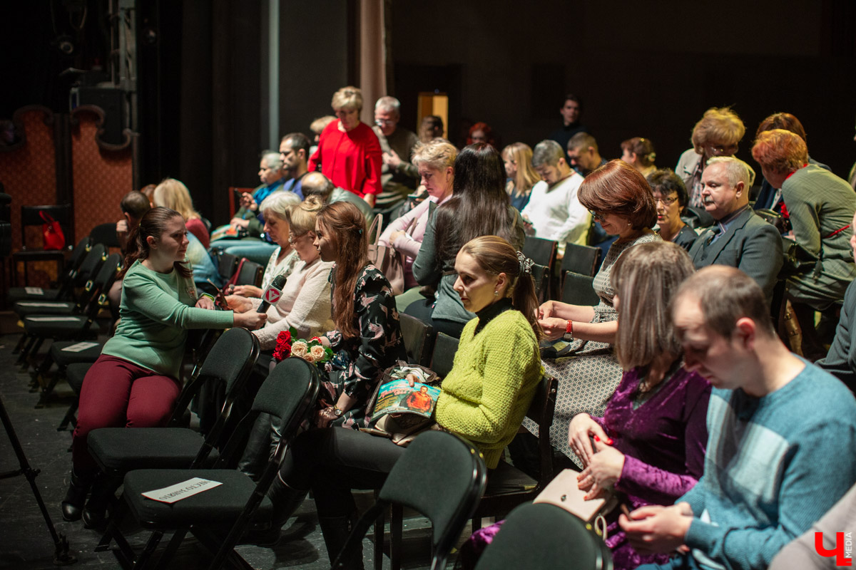 На премьере спектакля по рассказам Шукшина зрителей рассадили на подмостках экспериментальной “средней сцены”