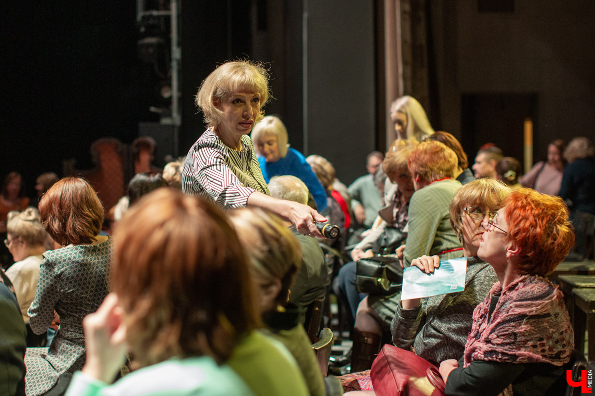 На премьере спектакля по рассказам Шукшина зрителей рассадили на подмостках экспериментальной “средней сцены”