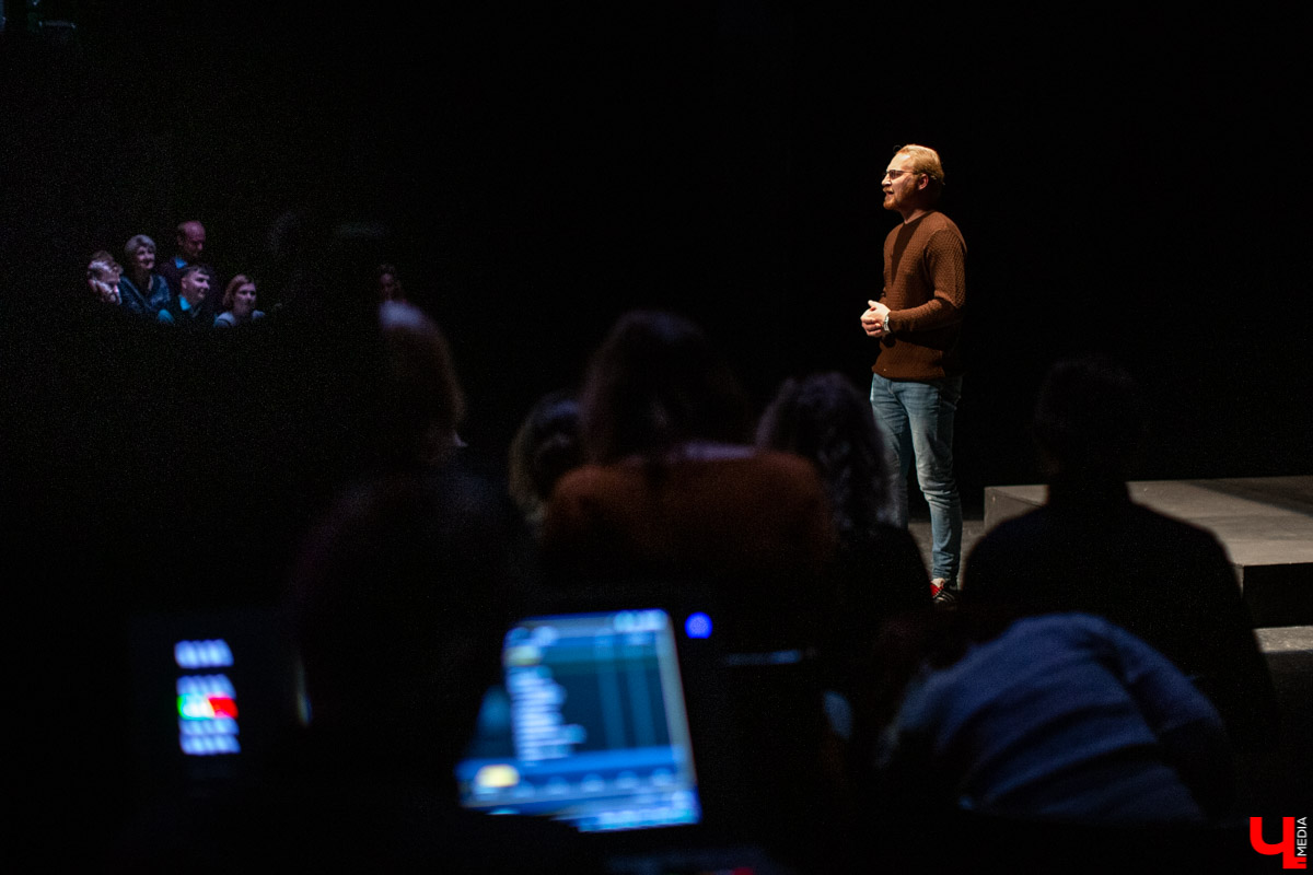 На премьере спектакля по рассказам Шукшина зрителей рассадили на подмостках экспериментальной “средней сцены”