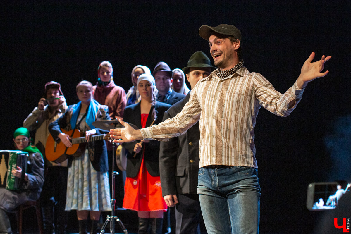 На премьере спектакля по рассказам Шукшина зрителей рассадили на подмостках экспериментальной “средней сцены”