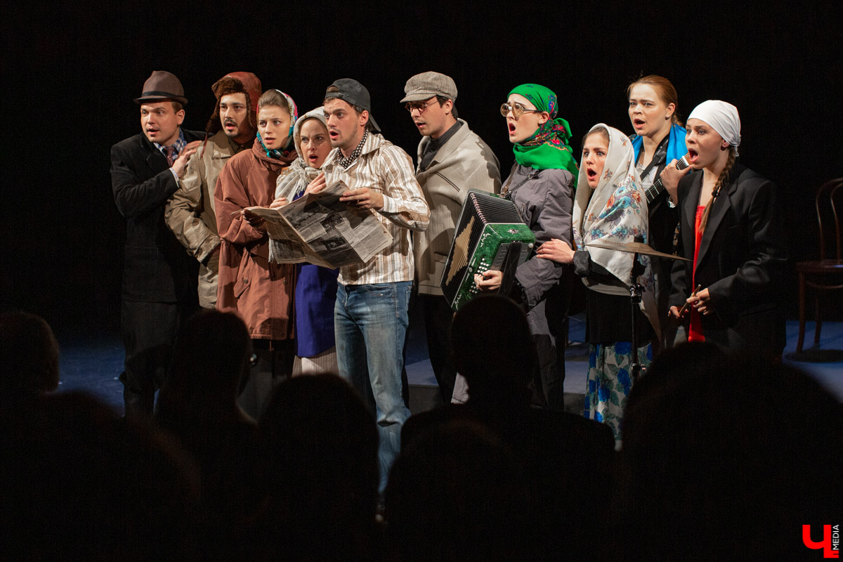 На премьере спектакля по рассказам Шукшина зрителей рассадили на подмостках экспериментальной “средней сцены”