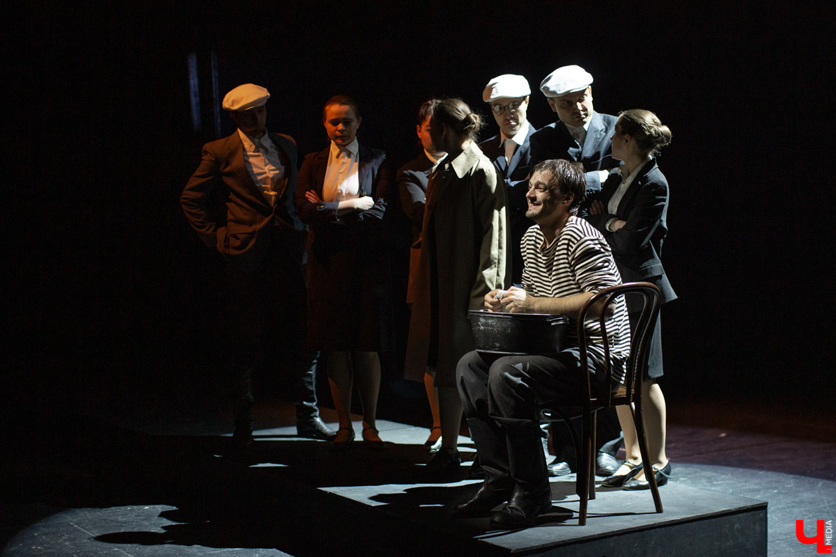 На премьере спектакля по рассказам Шукшина зрителей рассадили на подмостках экспериментальной “средней сцены”