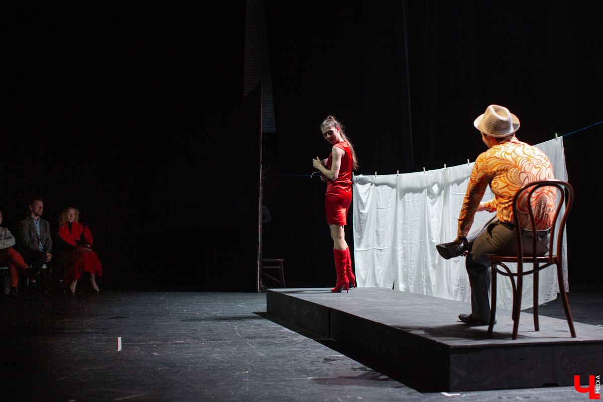 На премьере спектакля по рассказам Шукшина зрителей рассадили на подмостках экспериментальной “средней сцены”