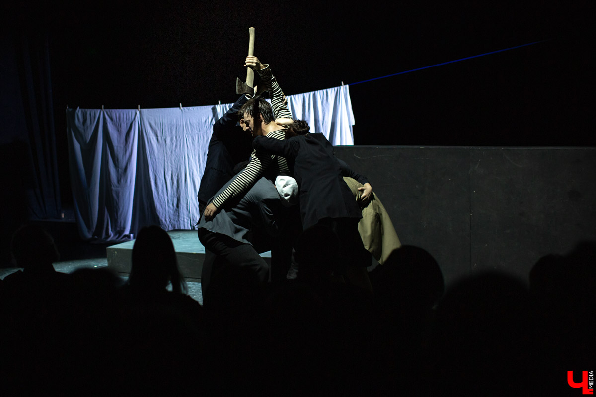 На премьере спектакля по рассказам Шукшина зрителей рассадили на подмостках экспериментальной “средней сцены”